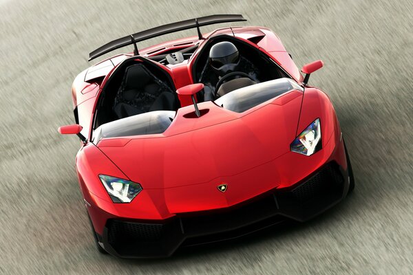 El coche rojo de Lamborghini está conduciendo. Conductor con casco