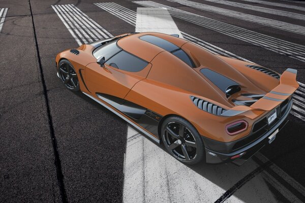 Красивый спортивный суперкар koenigsegg agera r