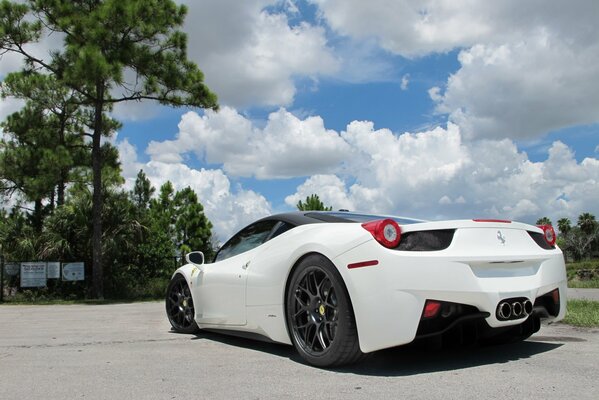 Blanc Ferrari 458 Italia sur fond de nuages