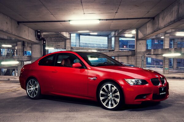 BMW rouge à l entrée du garage