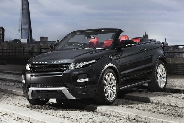 Szary evoque kabriolet na schodach