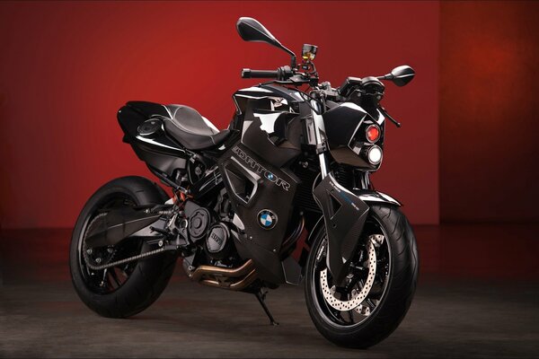 BMW Motorrad auf dunkelrotem Hintergrund