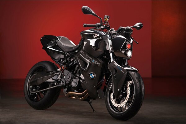 Moto BMW su sfondo rosso scuro