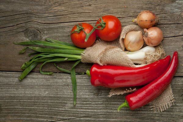 Verduras frescas en la superficie de madera