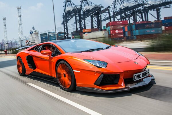 Lamborghini arancione incredibilmente veloce