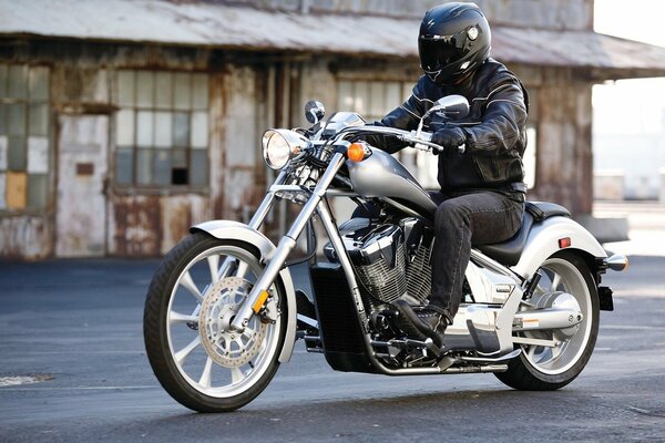 Motociclista con casco su una moto honda