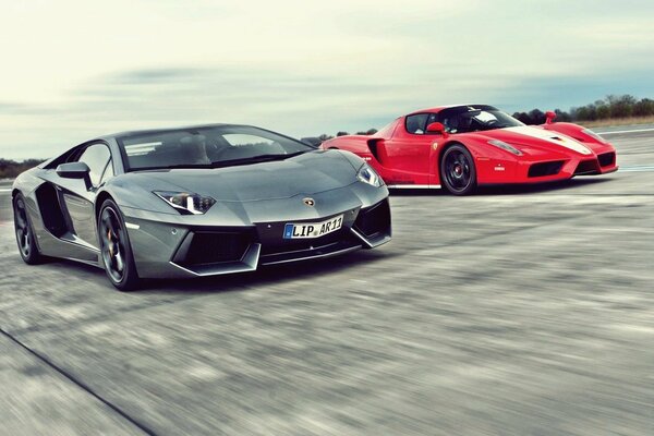 Der aventador lp700-4 Lamborghini und Ferrari enzo Hypercar mit hoher Geschwindigkeit