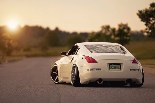 La puissante Nissan 350Z de couleur blanche se tient sur la route