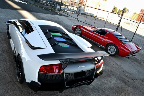 Duell zwischen weißem Lamborghini Murcielago und rotem LP670-4 SV