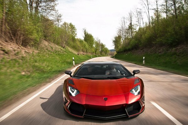 Lamborghini rojo Aventador en movimiento