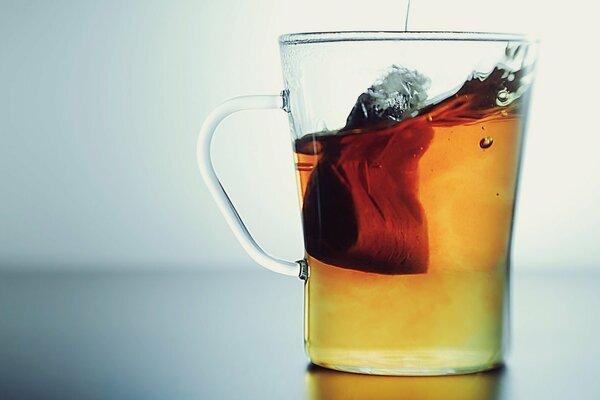Sachet de thé dans une tasse transparente