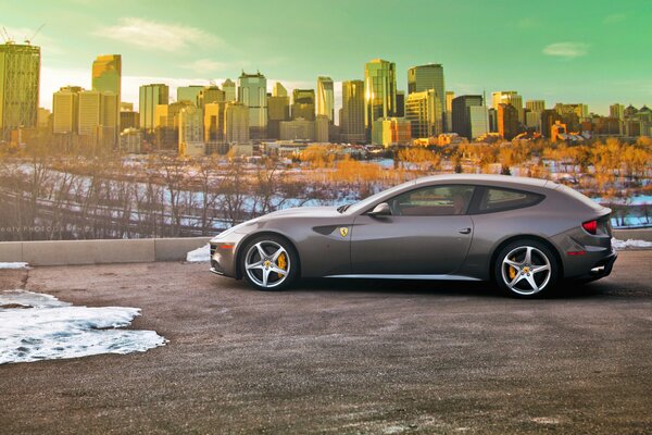 Ferrari en el clima invernal en el fondo de la ciudad