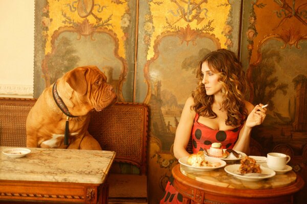 Chien et fille aux tables dans un café