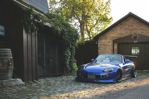 Vorderansicht auf dem blauen Honda s2000 auf dem Hintergrund des Hauses