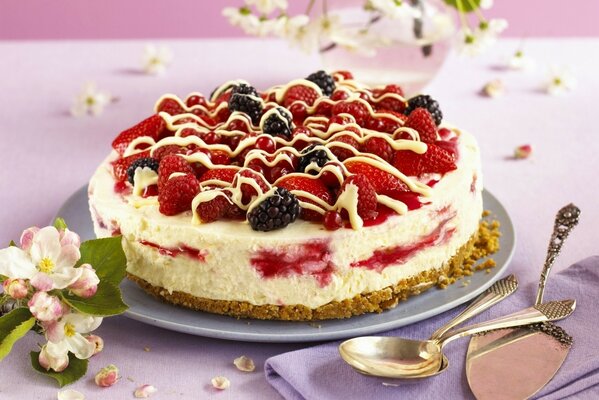 Cheesecake aux fraises fraîches framboises mûres