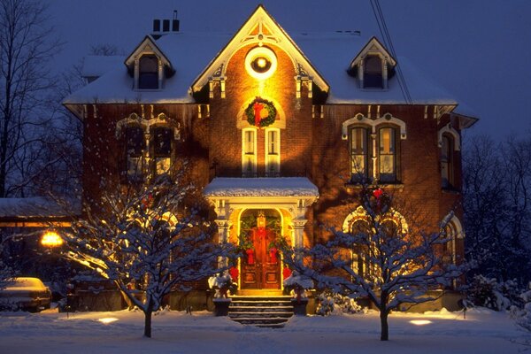 Hermosa casa con iluminación navideña