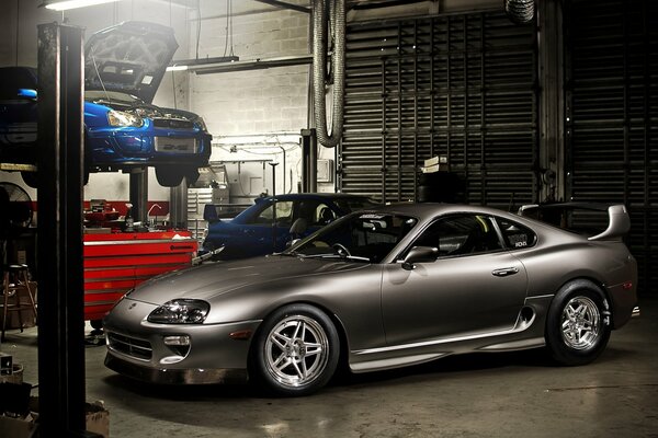 Voiture tuning dans le garage