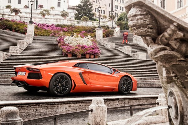 Ein Lamborghini Aventador steht an der Treppe