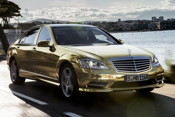 Złoty bogaty szef na drodze Mercedes