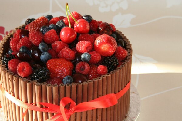 Торт со свежими ягодами перевязанный красной лентой