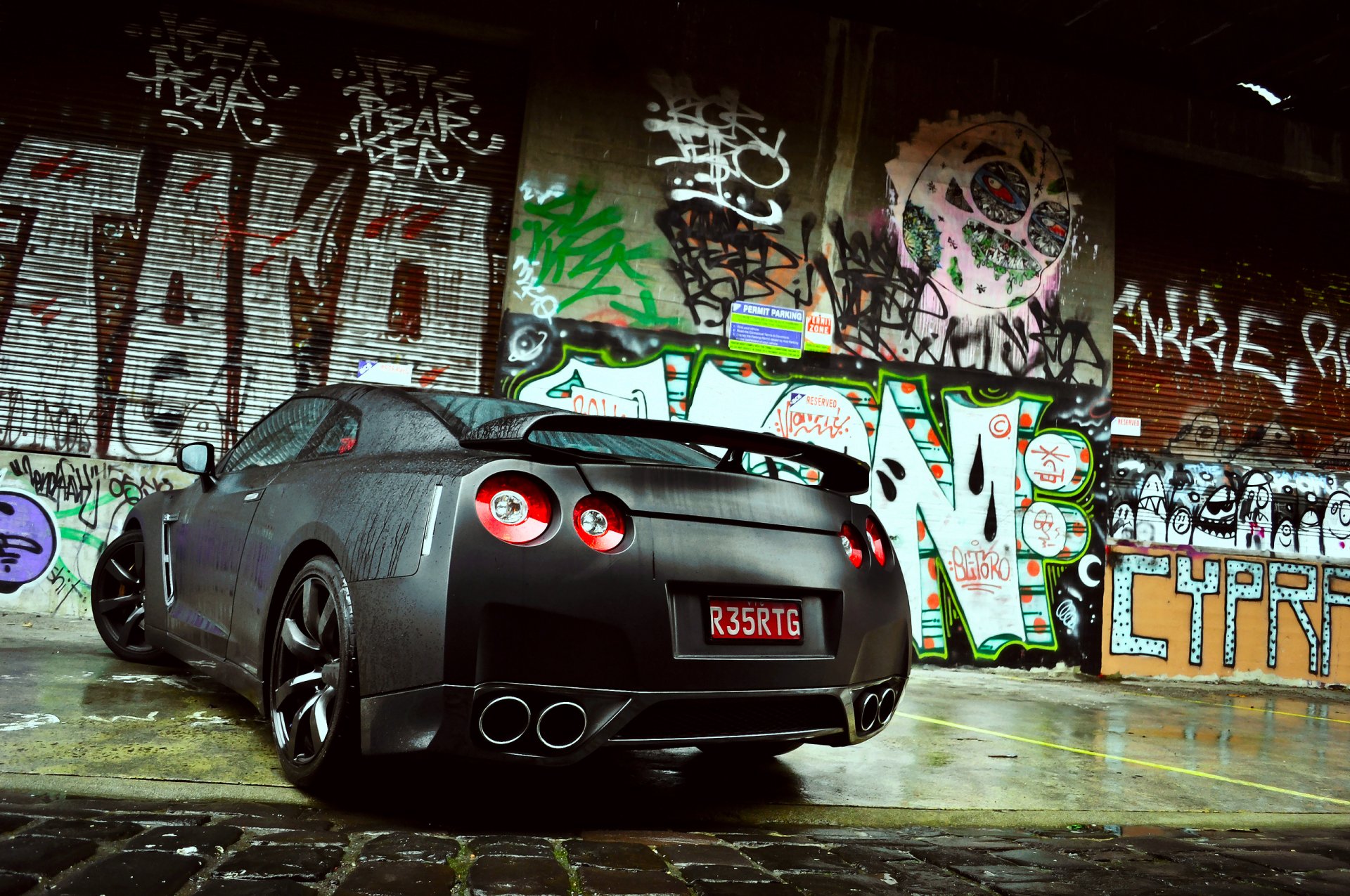 nissan gt-r mouillé arrière graffiti