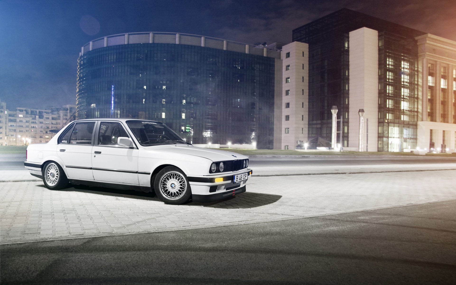 bmw serie 3 e30 sedán blanco bmw noche calle edificio