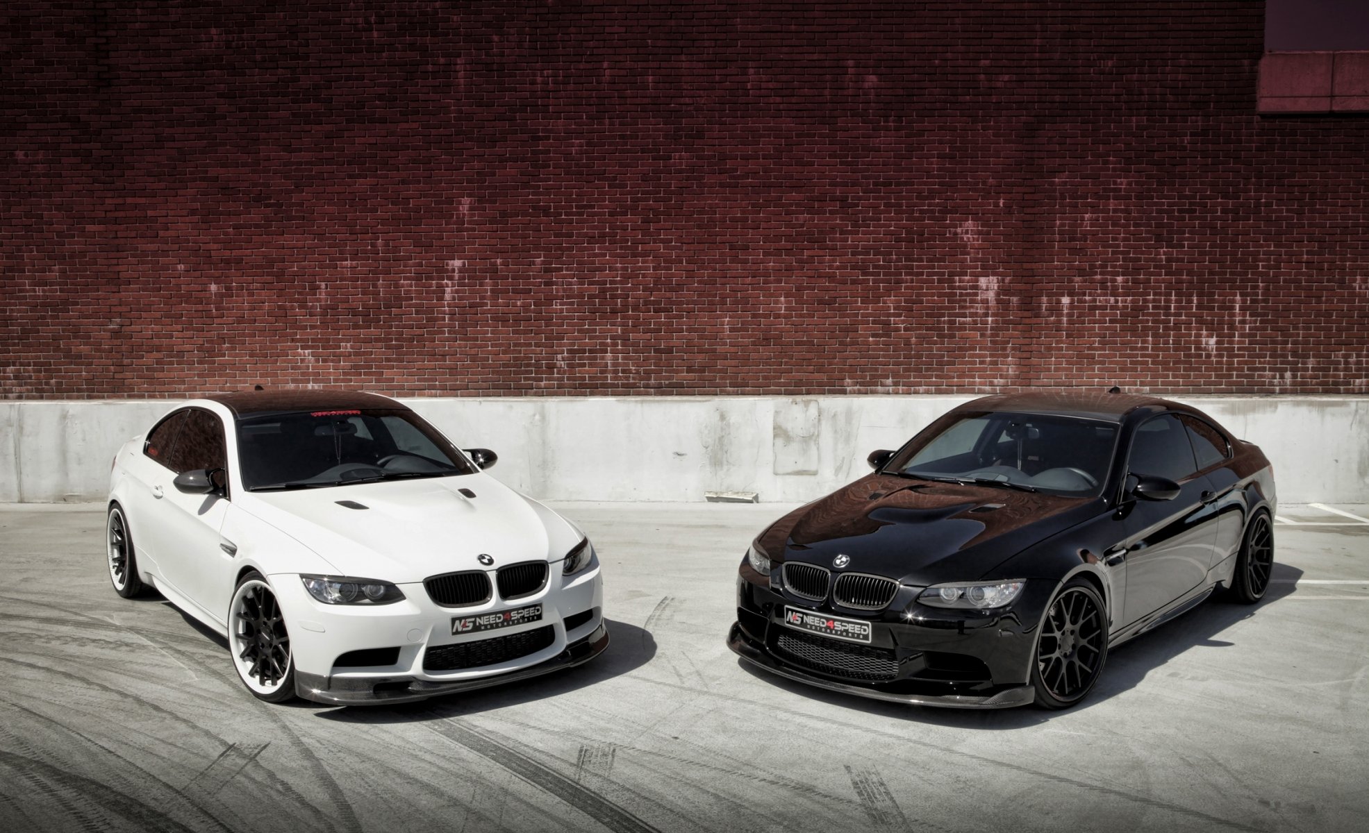 bmw м3 e92 черный белый стена бмв кирпичная стена