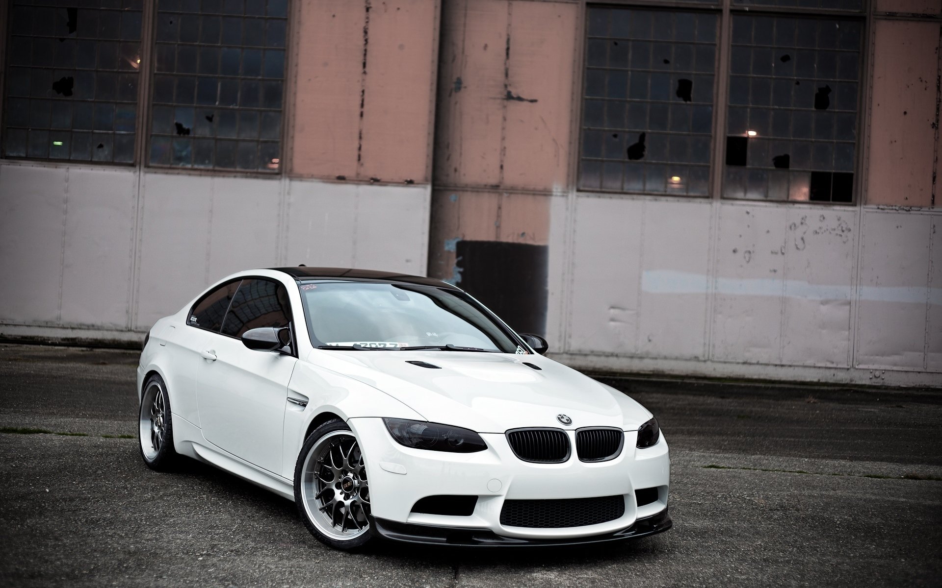 bmw m3 e92 bianco ruote bbs bmw edificio abbandonato