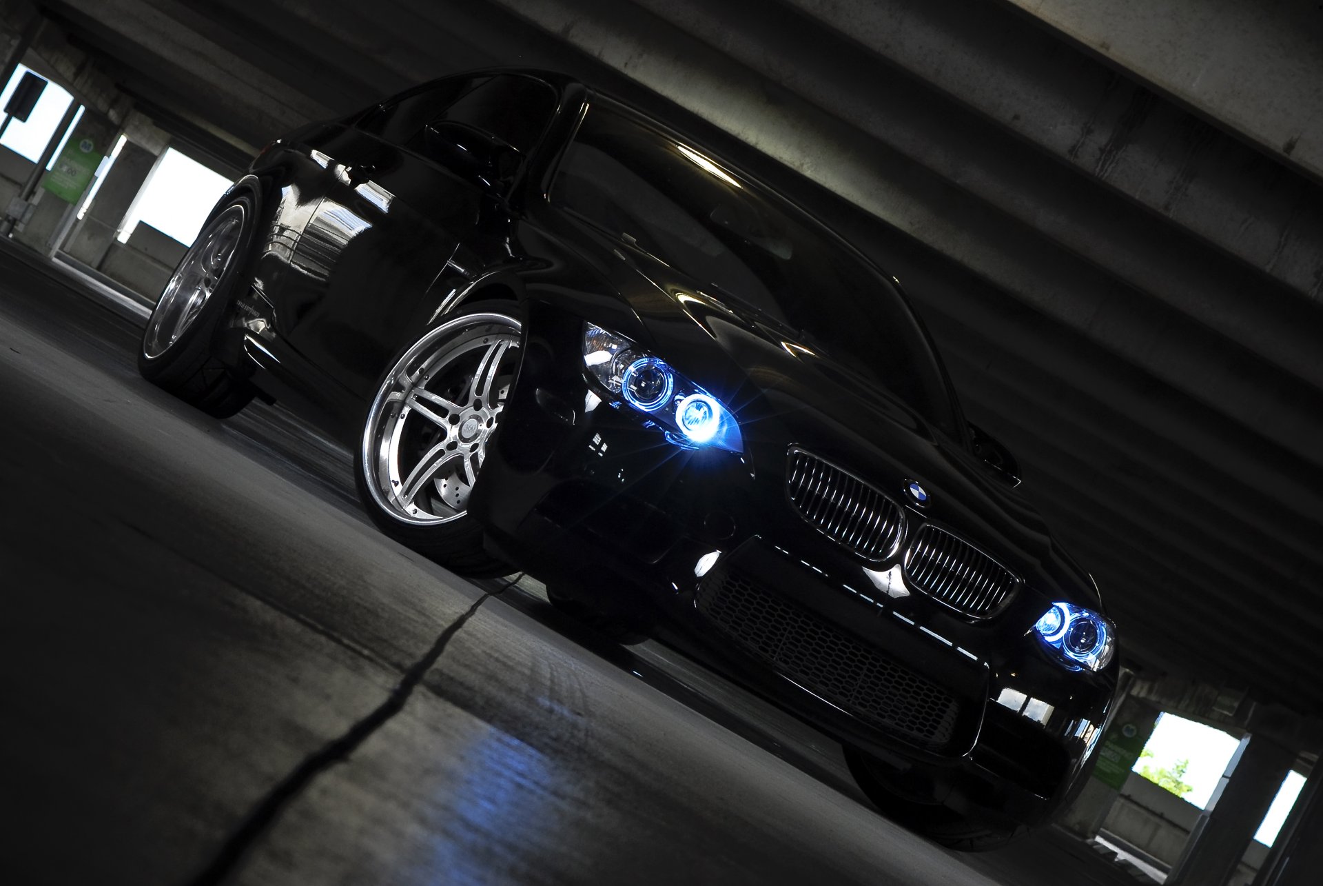 bmw m3 e92 schwarz bmw parkplatz scheinwerfer