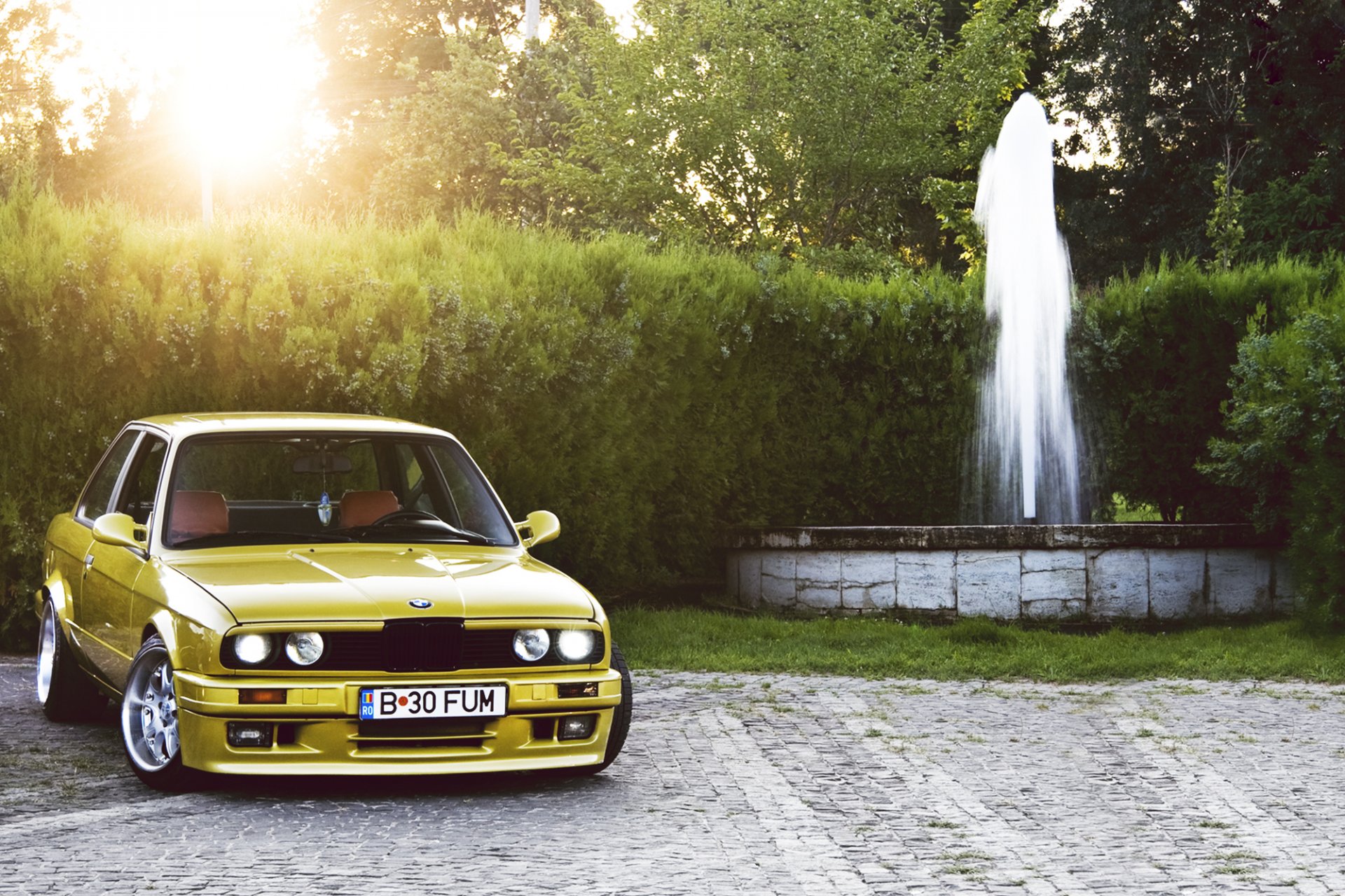 bmw seria 3 coupe e30 żółty bmw fontanna