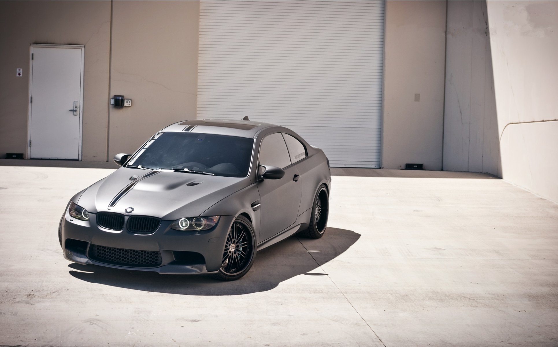 bmw m3 e92 schwarz matt räder bmw tageslicht schiebedach felgen tuning streifen gebäude boxen schatten