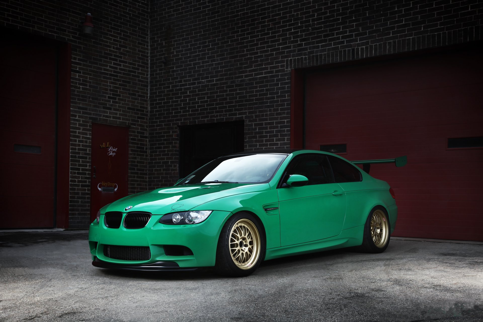 bmw m3 e92 verde ruedas bmw guardabarros paredes de ladrillo puerta