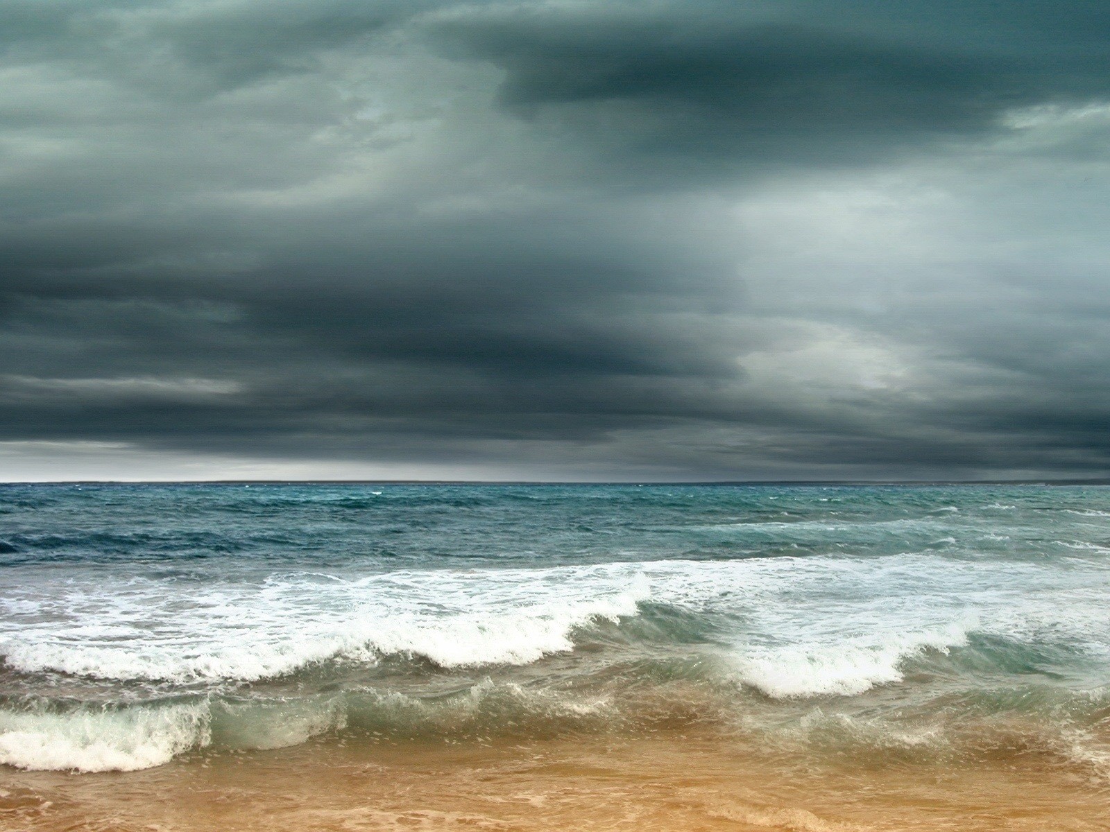 mare temporale onde sabbia