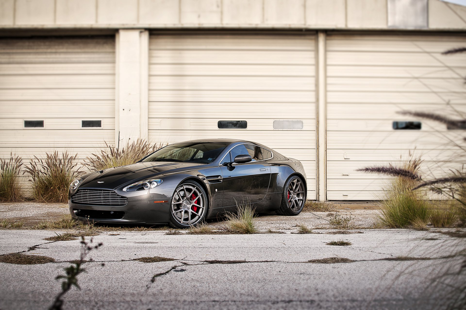 aston martin v8 vantage nero aston martin anteriore