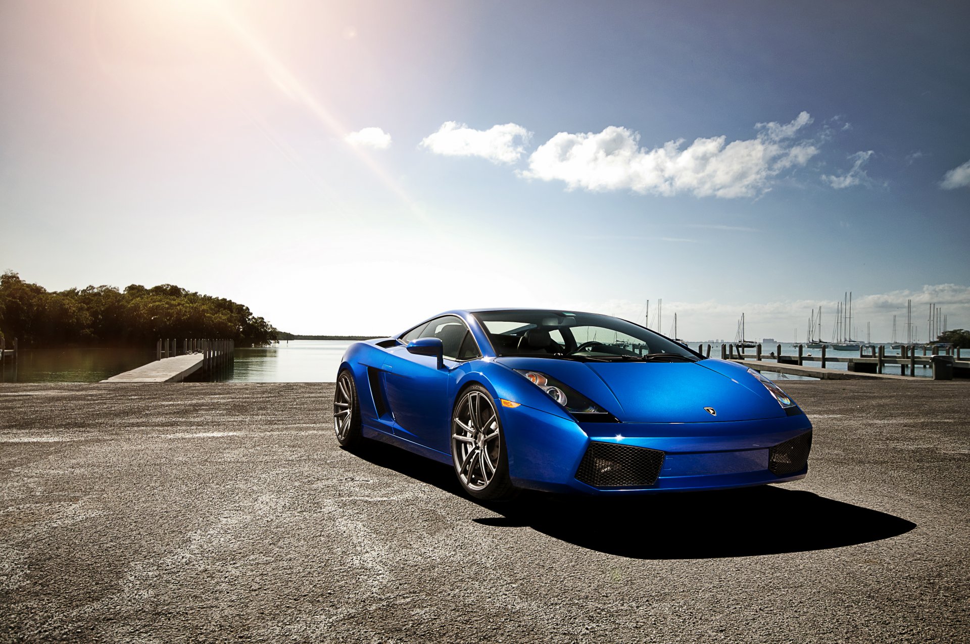 lamborghini gallardo bleu lamborghini lamborghini gallardo avant ciel nuages éblouissement quai yachts