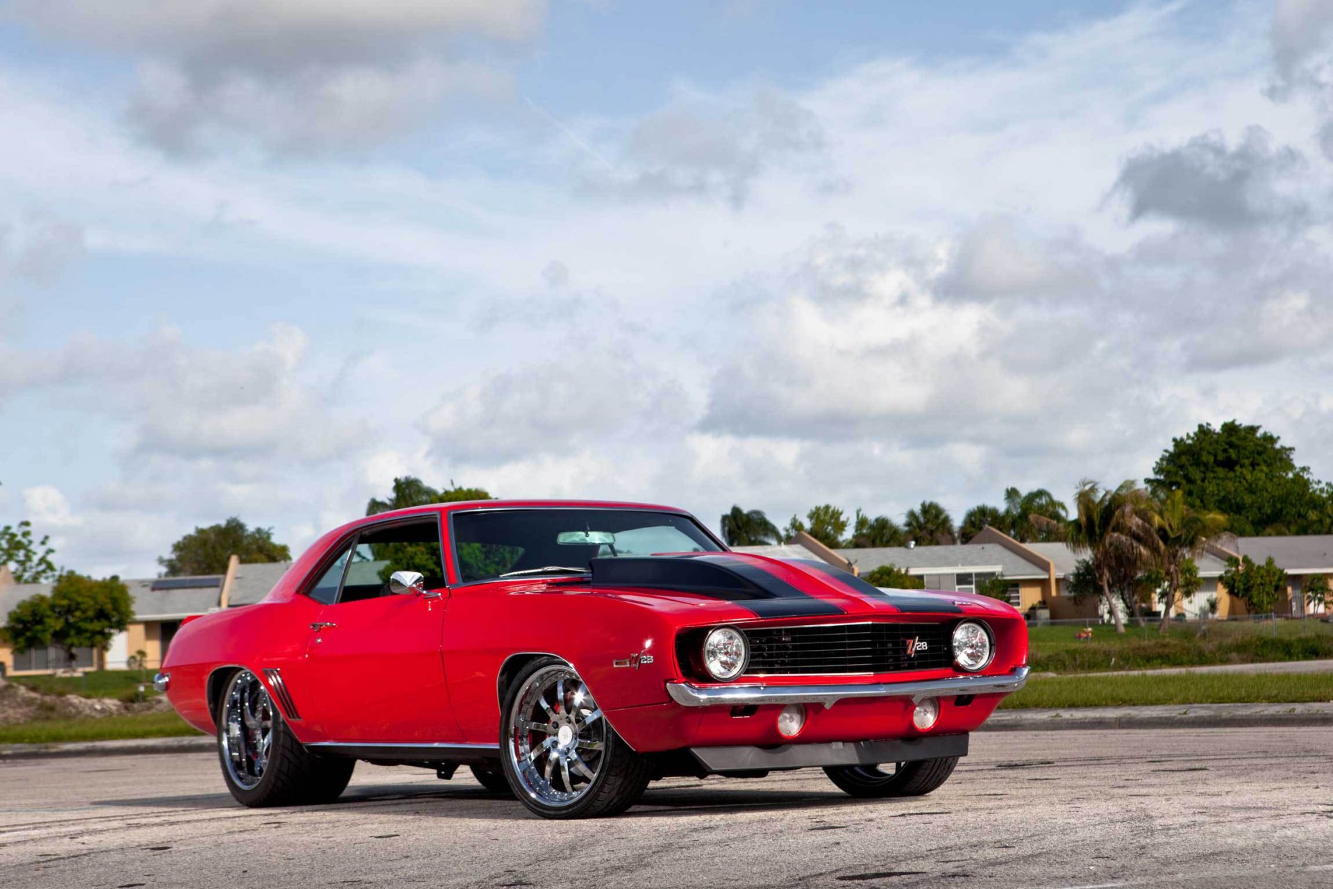 chevrolet camaro z-28 rouge muscle car chevrolet camaro rouge avant muscle car ciel nuages