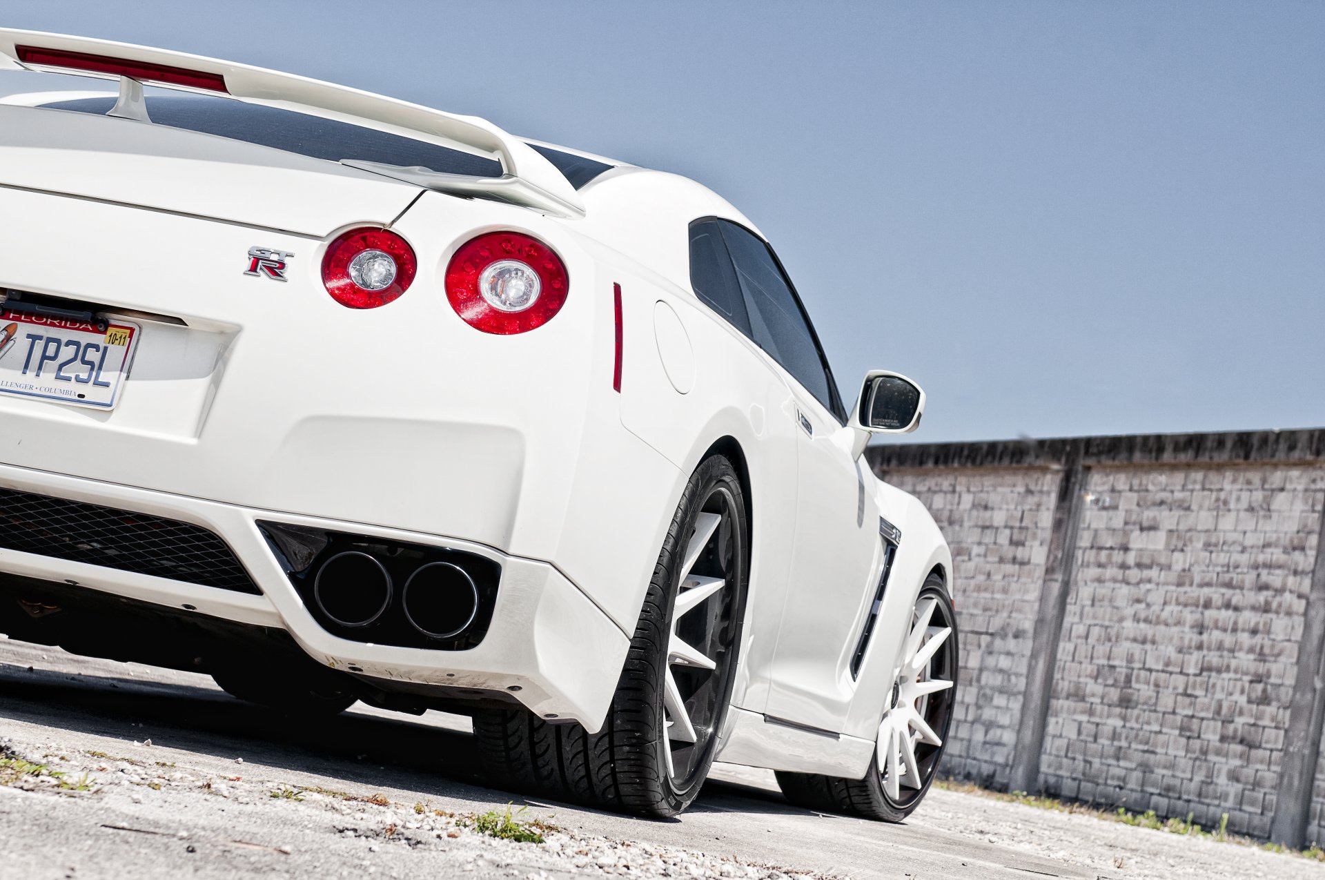 nissan gt-r biały nissan tył ściana niebo