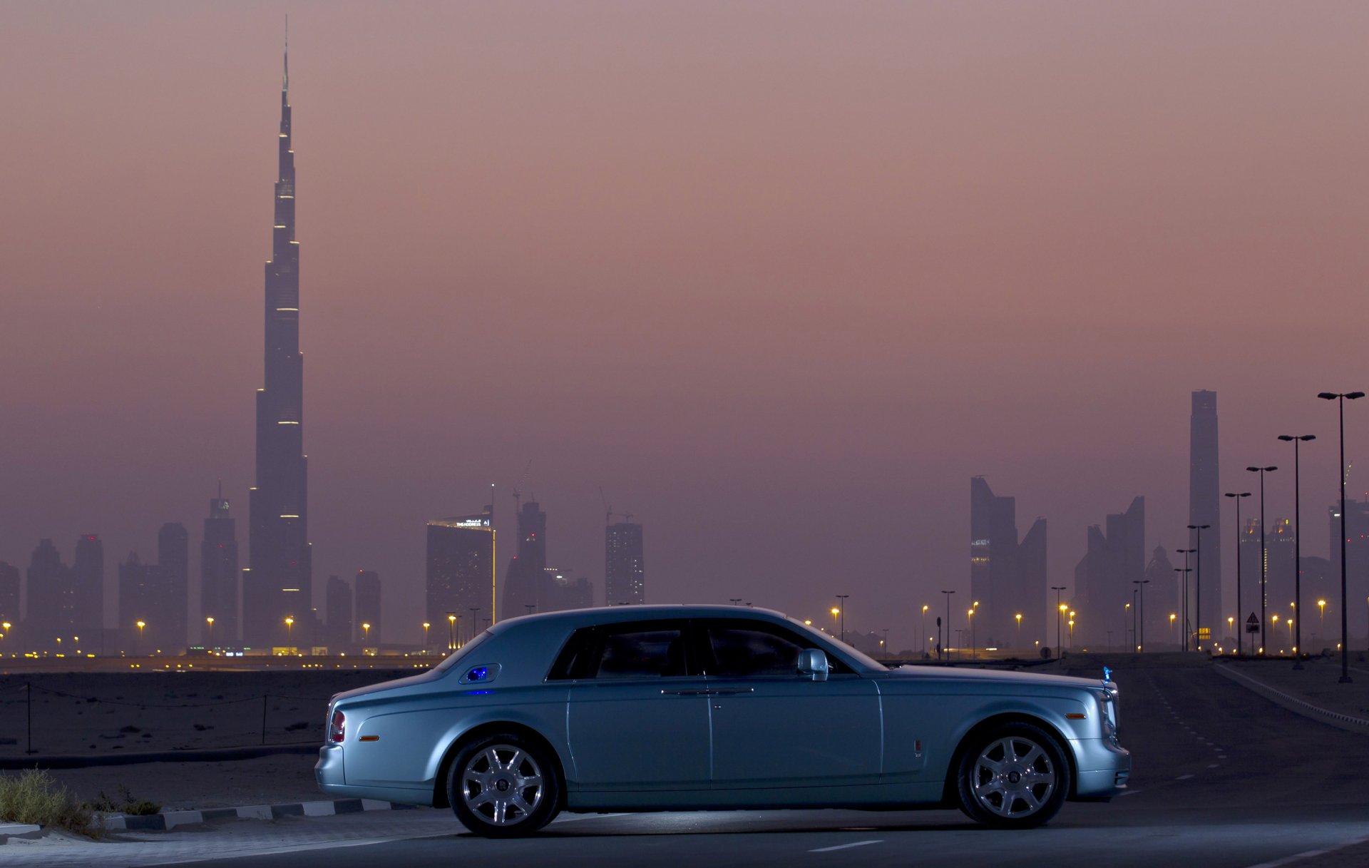 rolls-royce phantom 102ex voiture ville dubaï bâtiments ciel route lumières voiture lumières 3000x1902