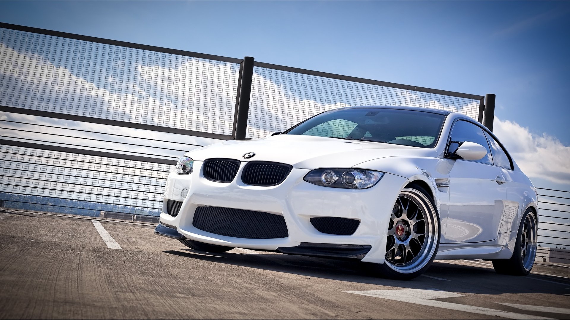 bmw m3 e92 biały koła bbs bmw niebo ogrodzenia