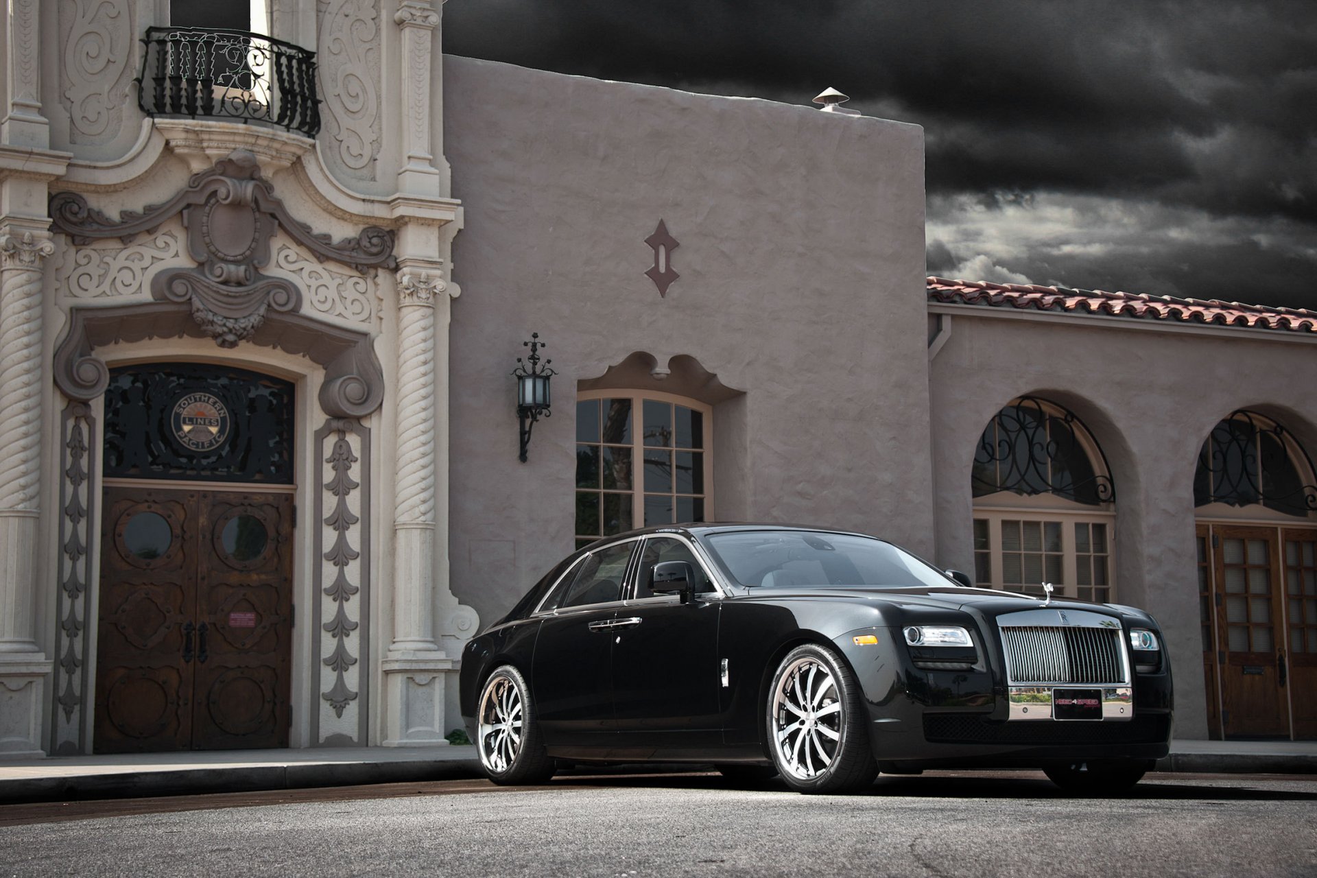 rolls-royce fantasma negro rolls royce gost frente edificio puerta ventanas nubes cielo