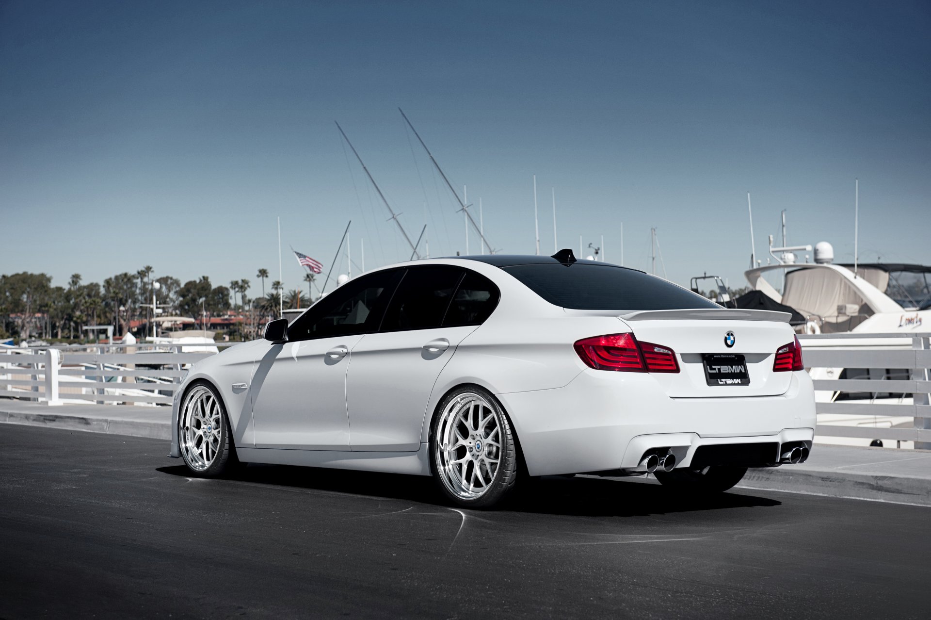 bmw série 5 f10 blanc bmw blanc arrière quai yachts