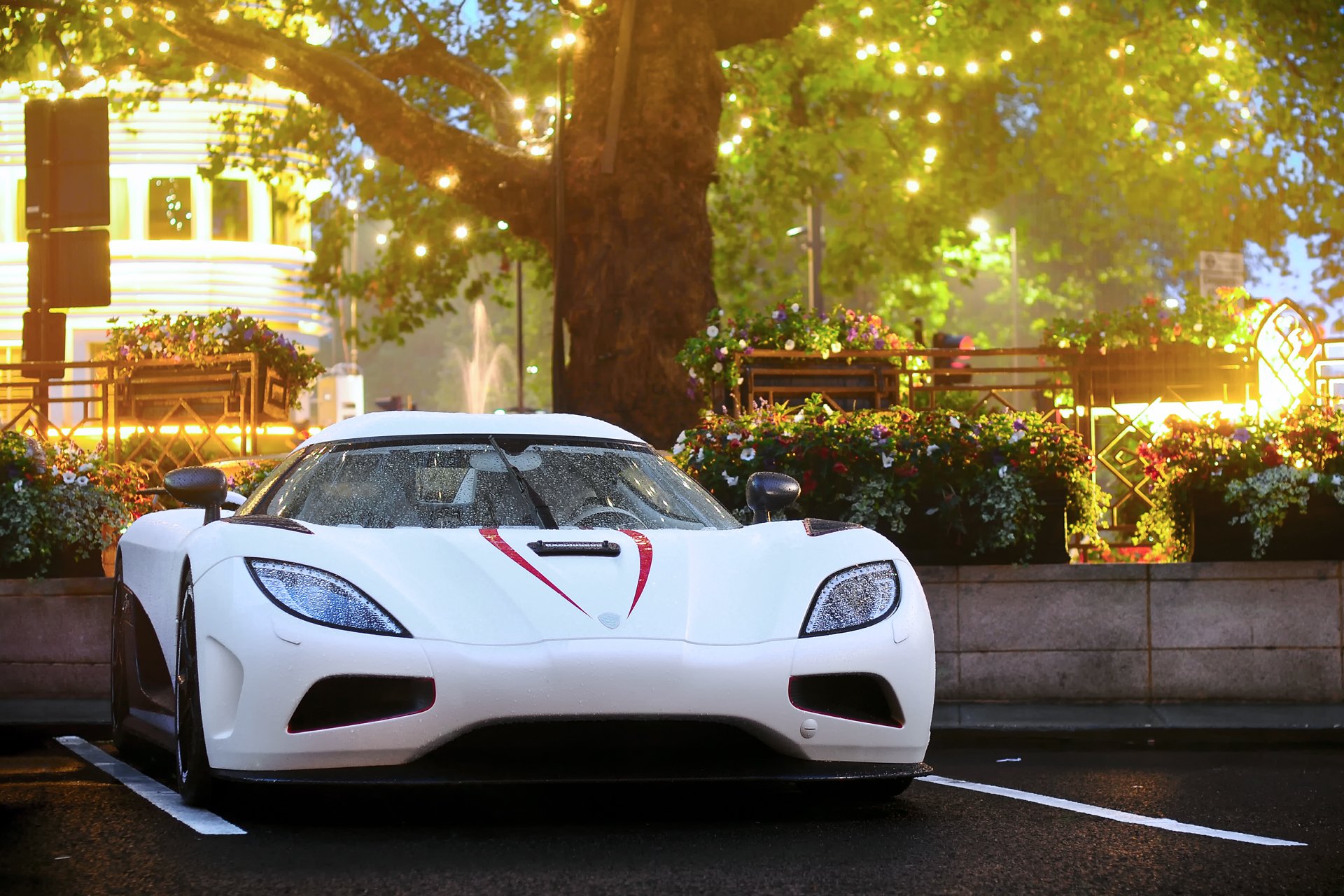 koenigsegg agera londra città parcheggio sera luci pioggia gocce