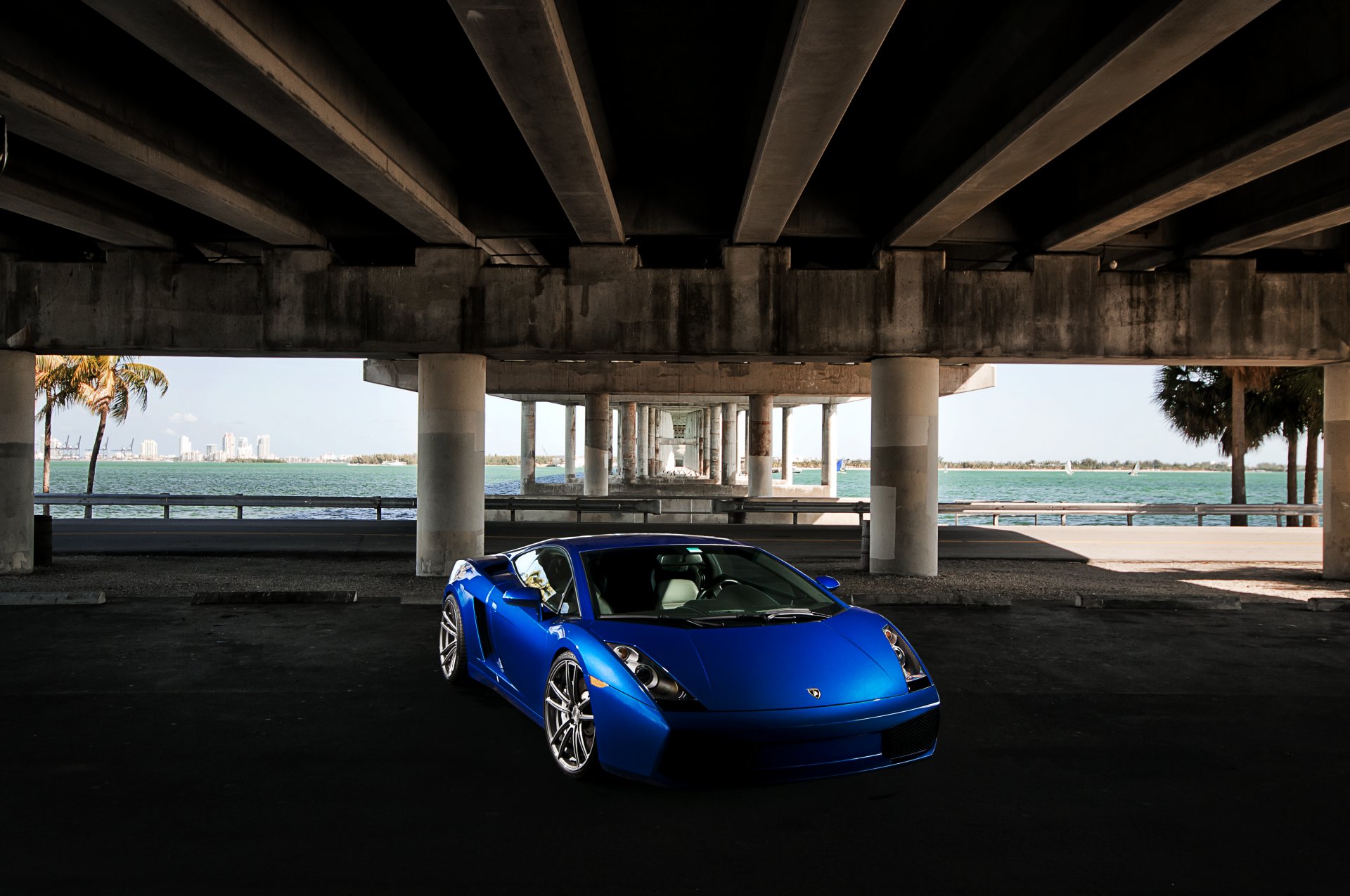 lamborghini gallardo blau lamborghini lamborghini gallardo vorderteil himmel brücke betonstützen palmen