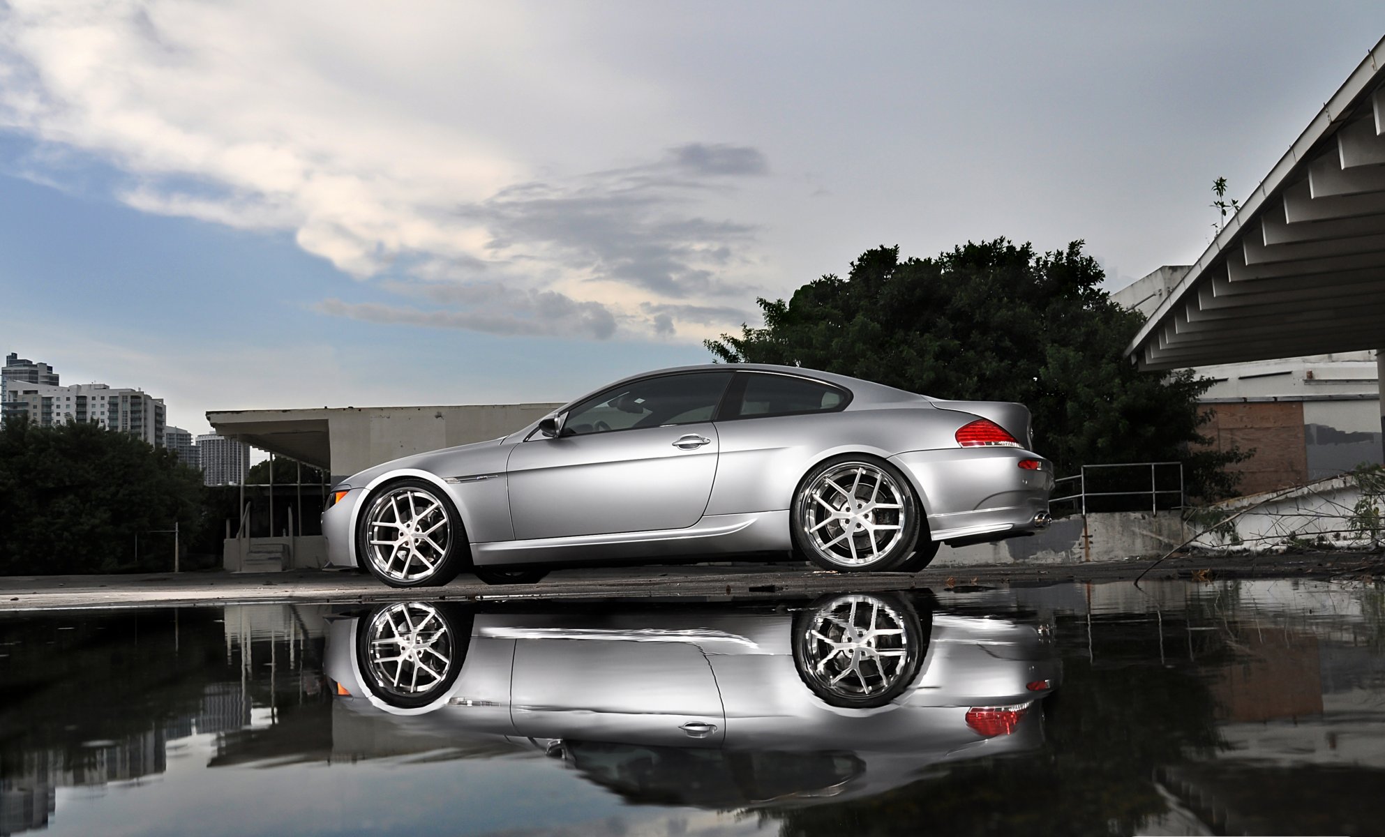 bmw m6 e63 argent roues miami bmw argent flaque d eau réflexion