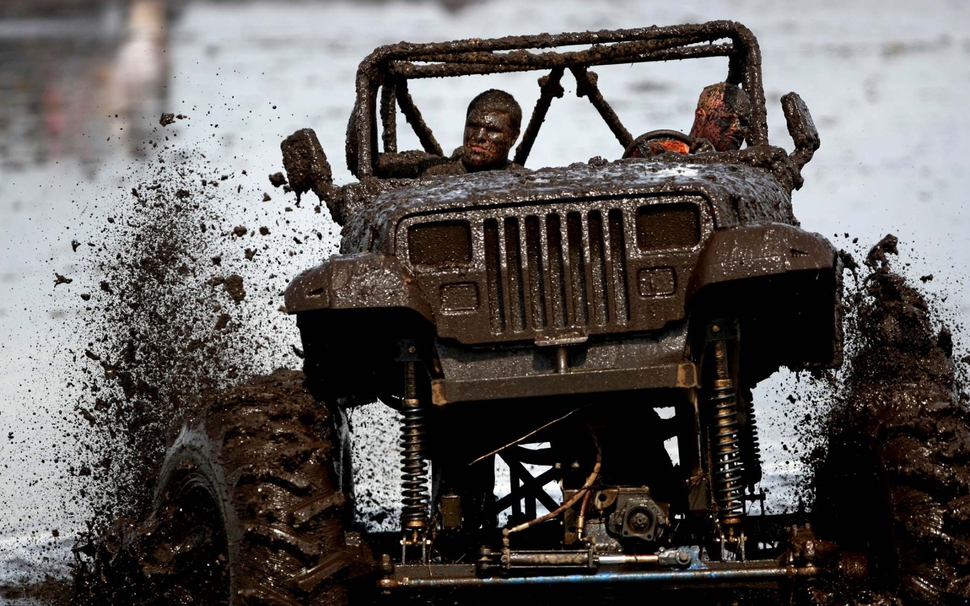 jeep wrangler rengler suv avant tuning saleté éclaboussures visages heureux arrière-plan