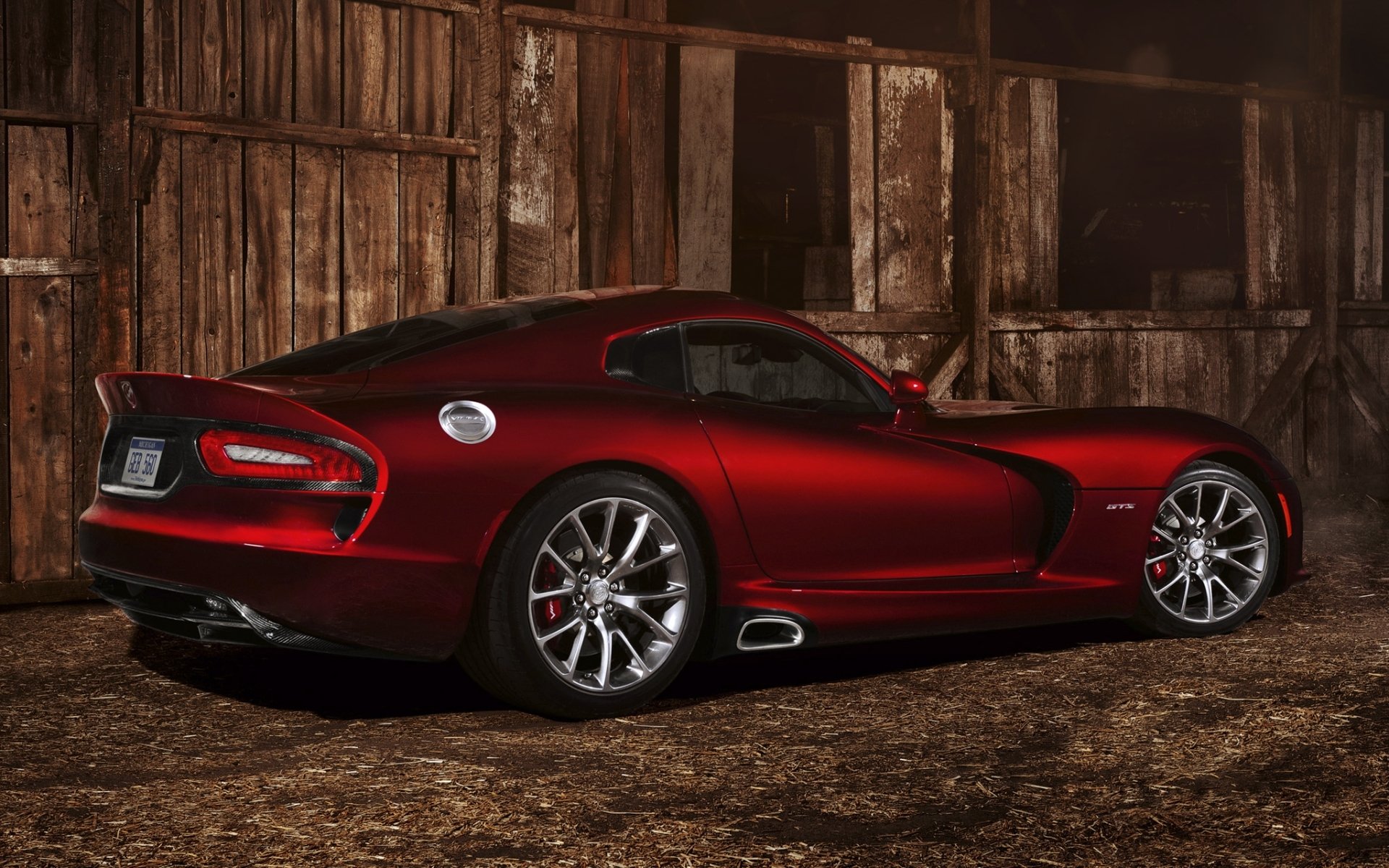 dodge sto viper gts dodge viper supersamochód widok z tyłu czerwony felgi stodoła zmierzch