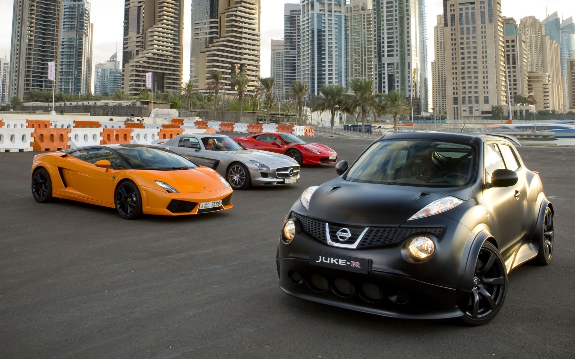 nissan juke r et lamborghini gallardo ferrari italia mercedes-benz sls amg nissan juke lamborghini gallardo ferrari italie mercedes sls amg dubaï supercars