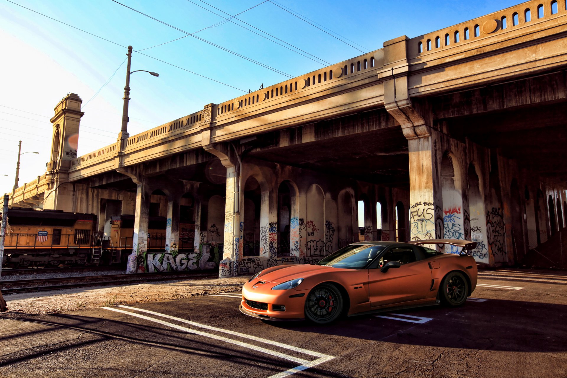 chevrolet corvette z06 arancione chevrolet treno ponte graffiti murale