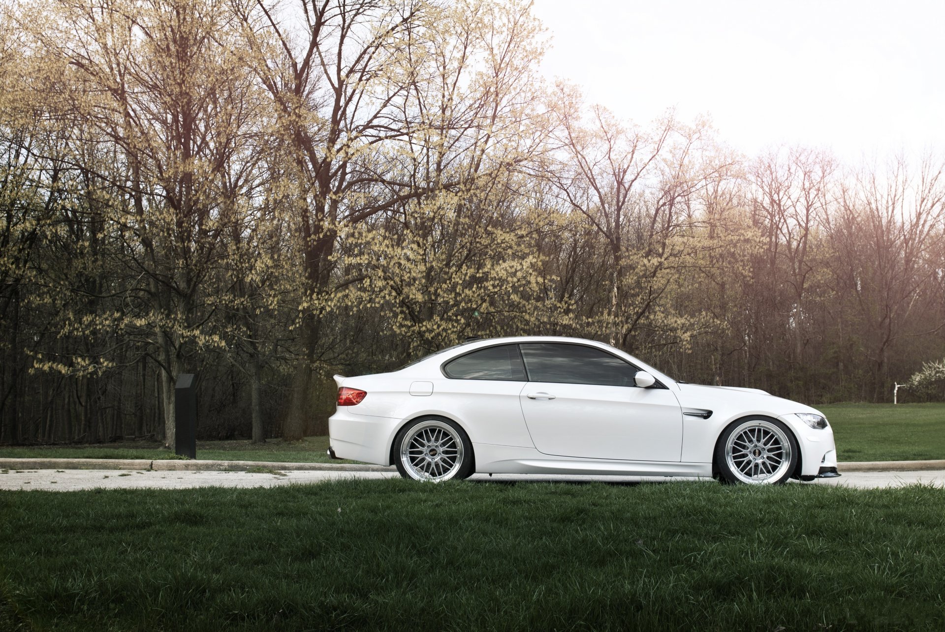 bmw m3 e92 weiß bmw straße himmel gras bäume herbst