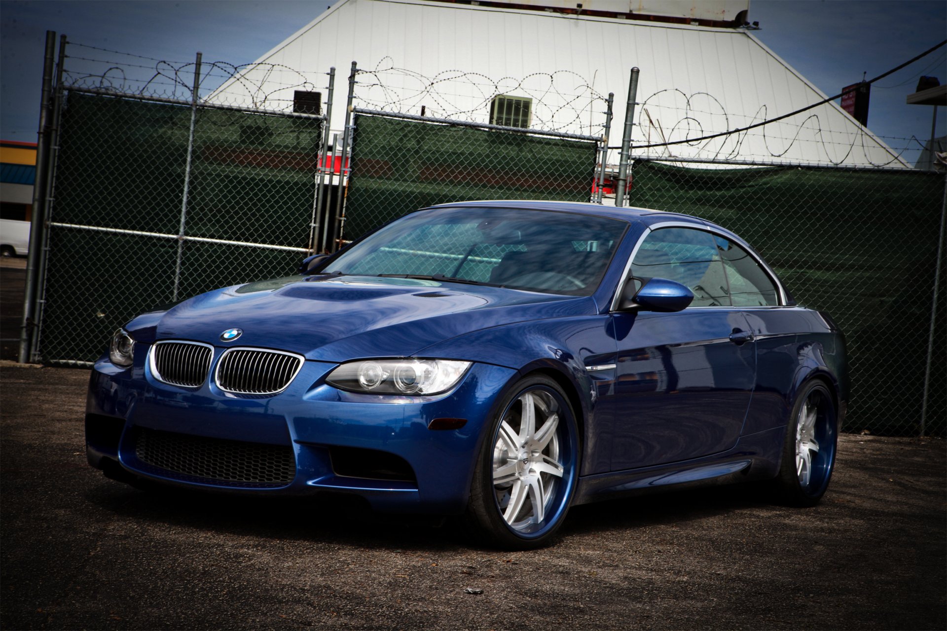 bmw m3 cabriolet e93 bleu bmw réflexion clôture fil de fer barbelé